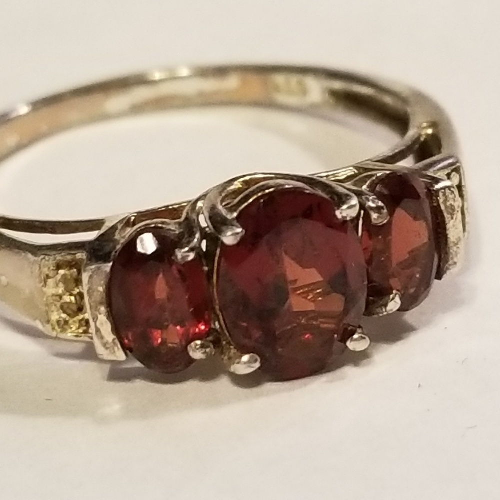 VINTAGE Classic 3 Stone (blood red) Garnet Ring